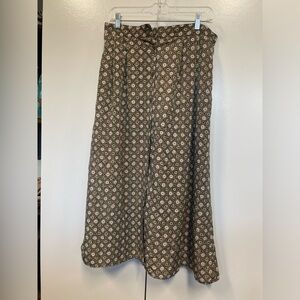 Vintage skirt. Button front.  Comfortable. Great pattern. Size large.